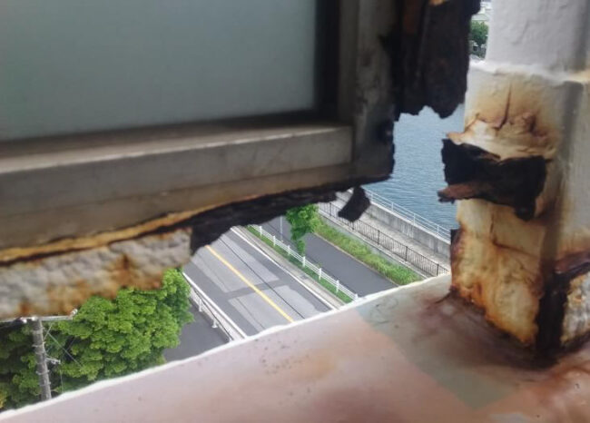 手すりの腐食により断裂