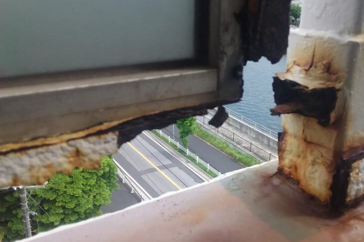 手すりの腐食により断裂